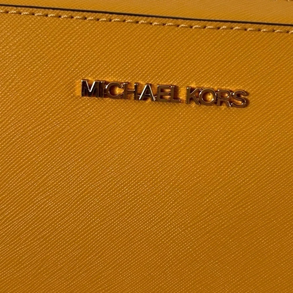 Michael Kors Jet Set CrossBody Bag with Matching TZ Coinpouch with ID
